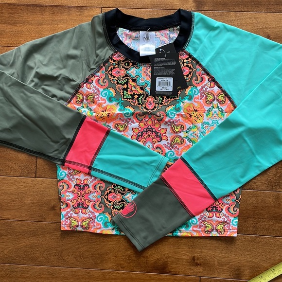 Body Glove Let it Be Crop Rashguard in Pompei print - Picture 8 of 8